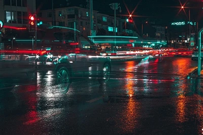 كيف يمكن أن تساعدك مطبات السرعة والأضواء التحذيرية على البقاء آمنًا في المطر والثلج